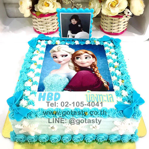 เค้กรูปภาพเจ้าหญิงเอลซ่าและแอนนาสีขาวและสีฟ้าจากเรื่องโฟเซ่น พร้อมตกแต่งโบว์หิมะ